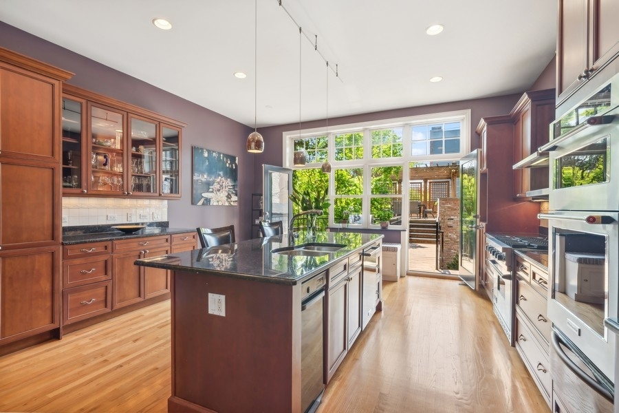 851 W Webster Avenue
