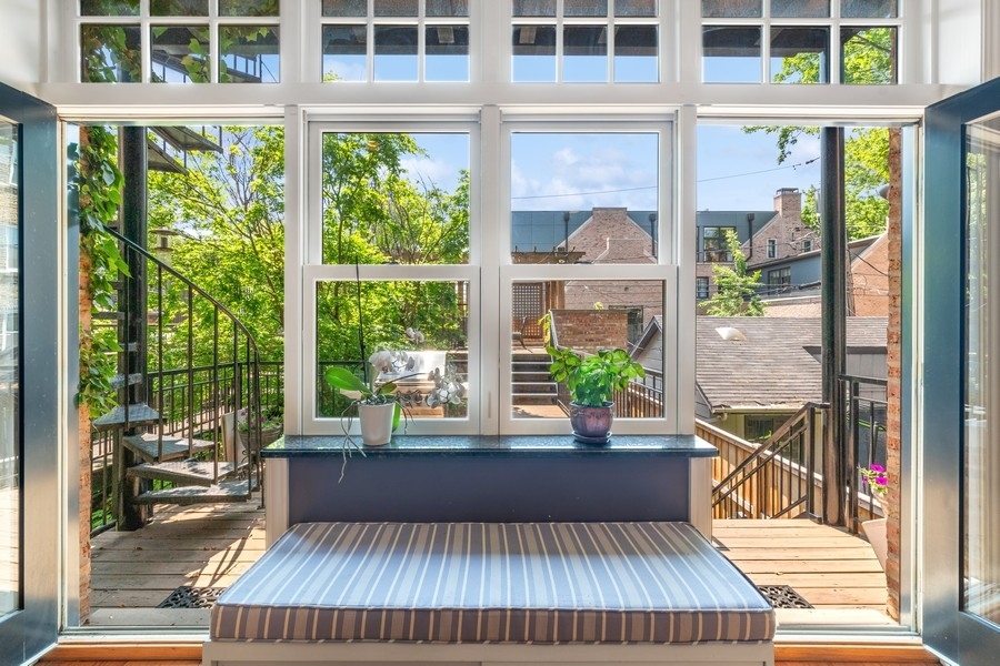 851 W Webster Avenue