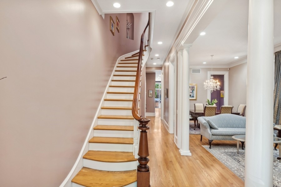 851 W Webster Avenue