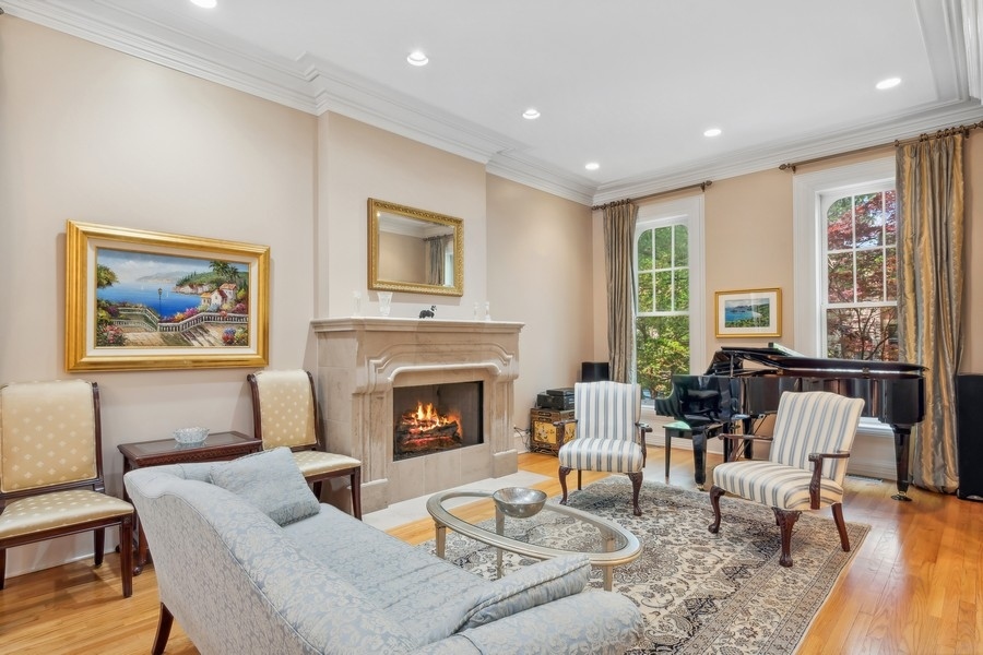 851 W Webster Avenue