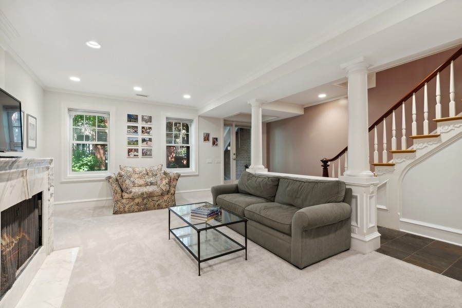 851 W Webster Avenue