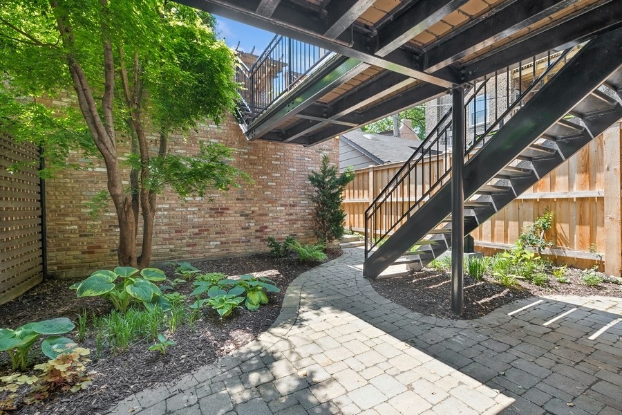 851 W Webster Avenue