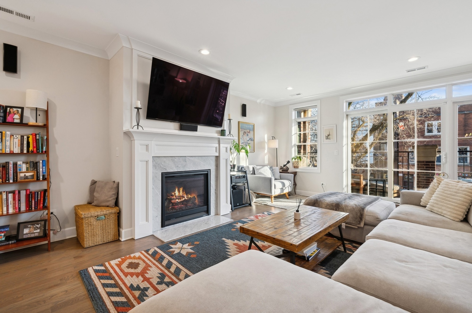 2036 W Roscoe Street Unit: 2