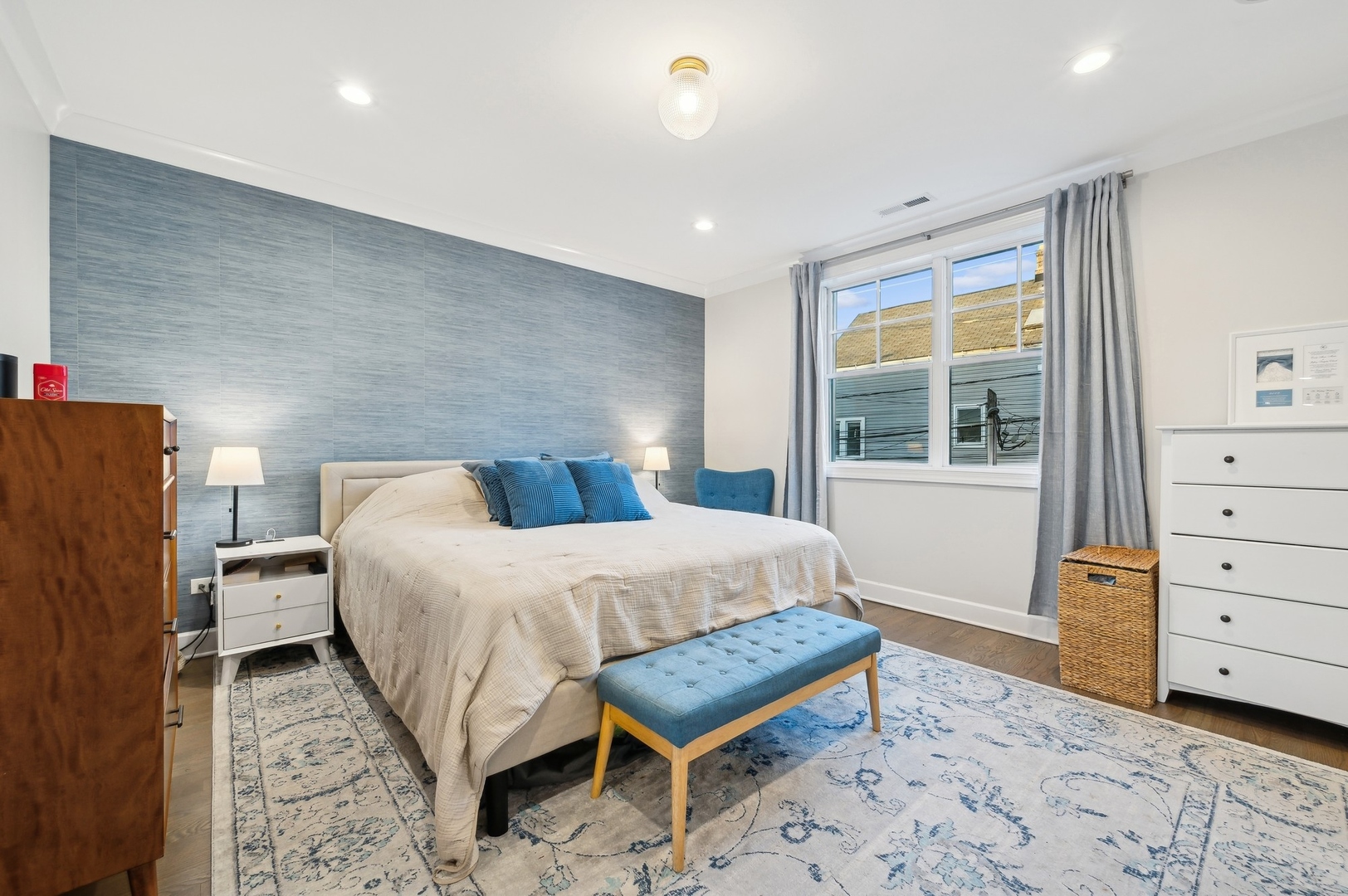 2036 W Roscoe Street Unit: 2
