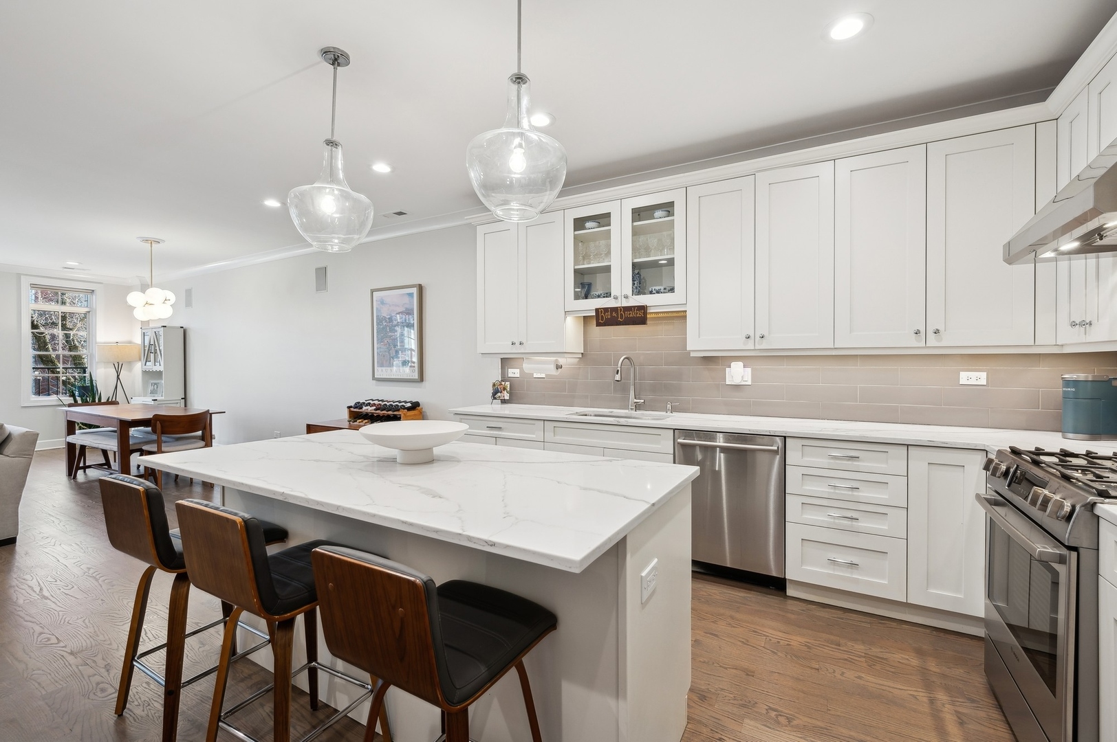 2036 W Roscoe Street Unit: 2