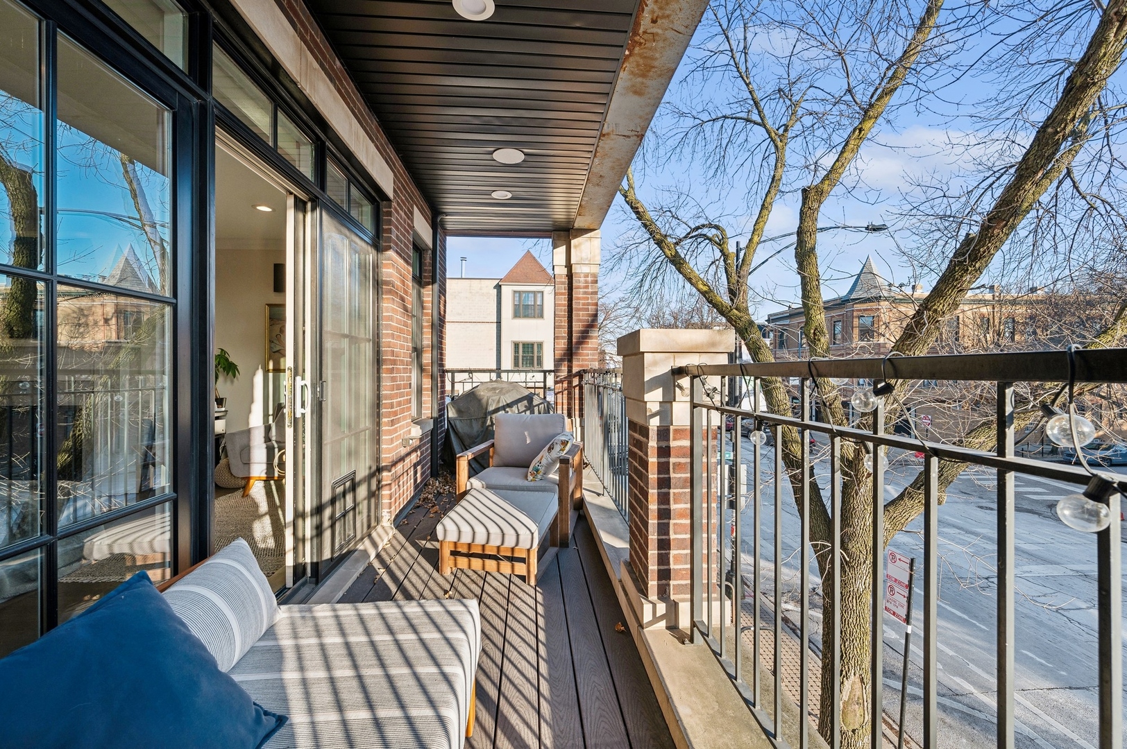 2036 W Roscoe Street Unit: 2
