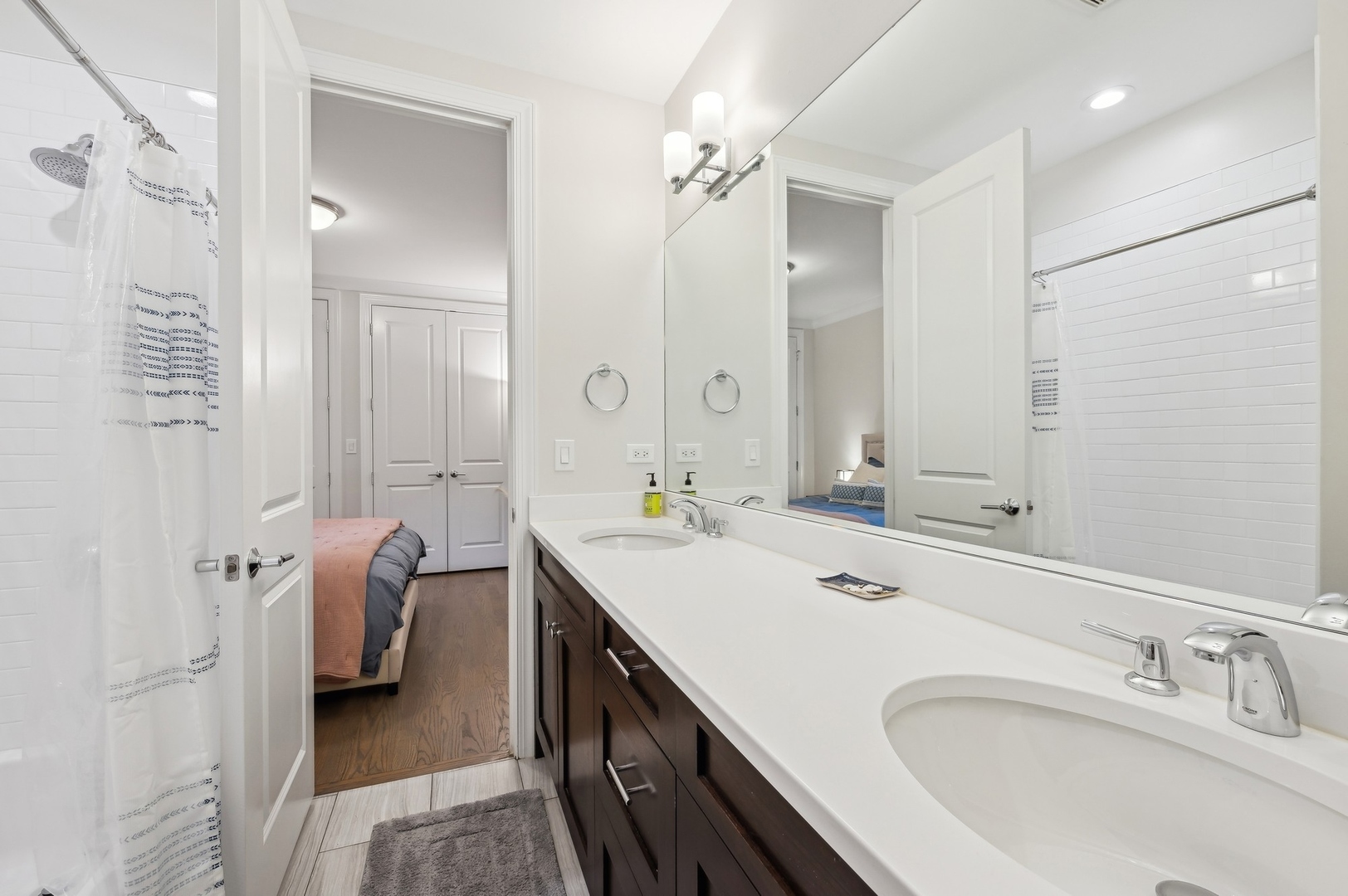 2036 W Roscoe Street Unit: 2