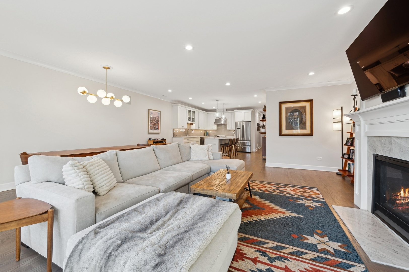 2036 W Roscoe Street Unit: 2