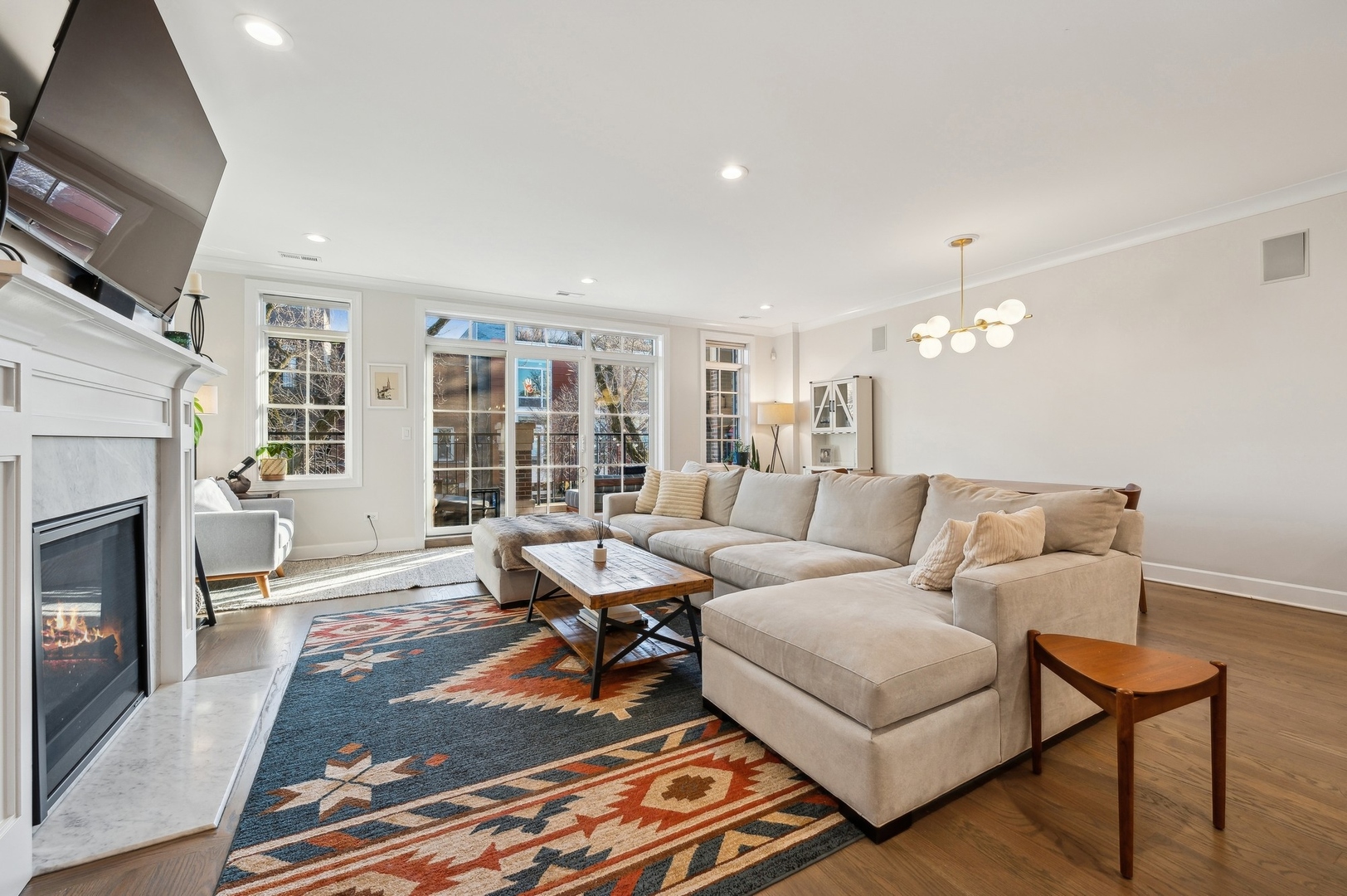 2036 W Roscoe Street Unit: 2