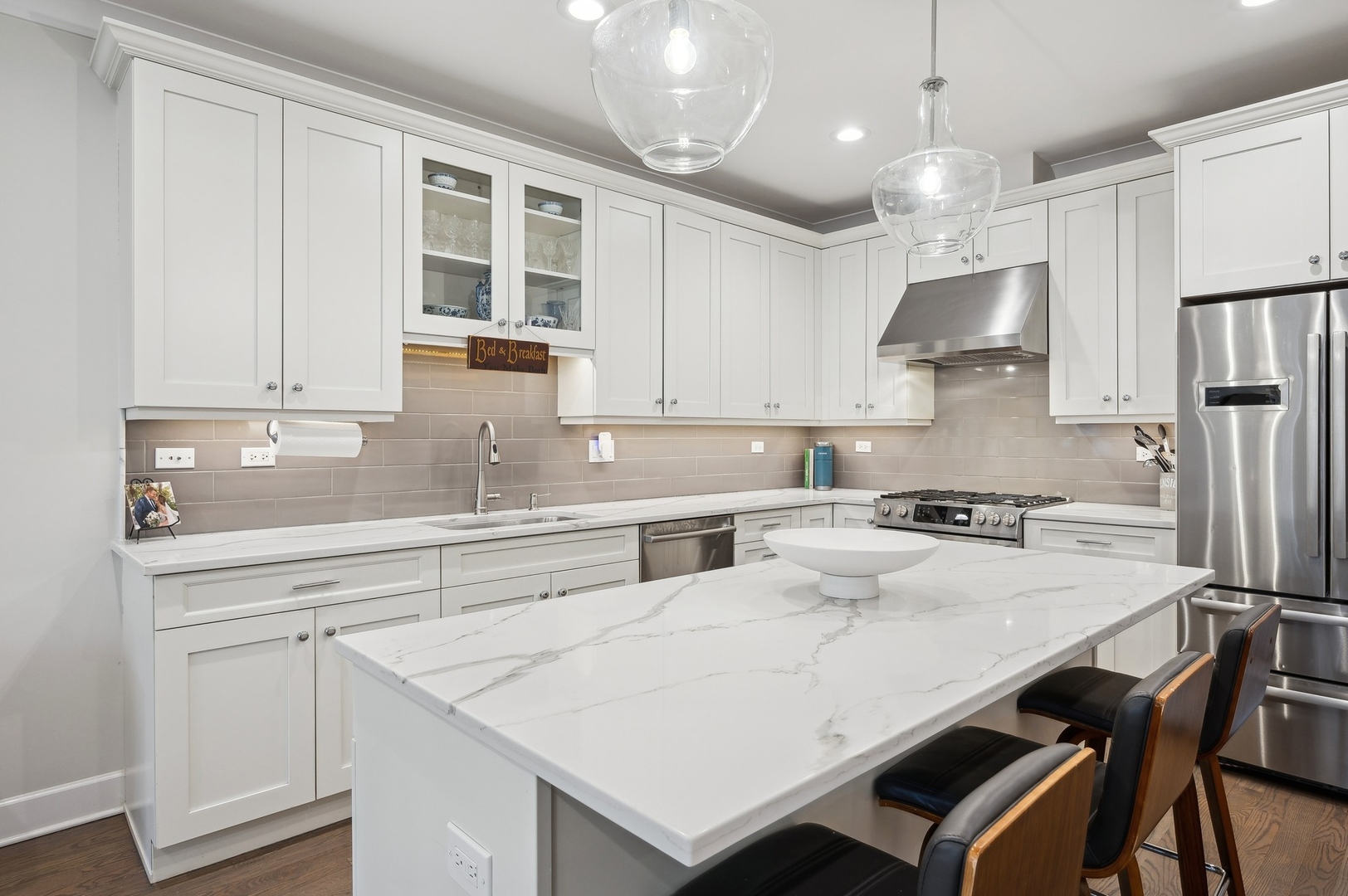 2036 W Roscoe Street Unit: 2