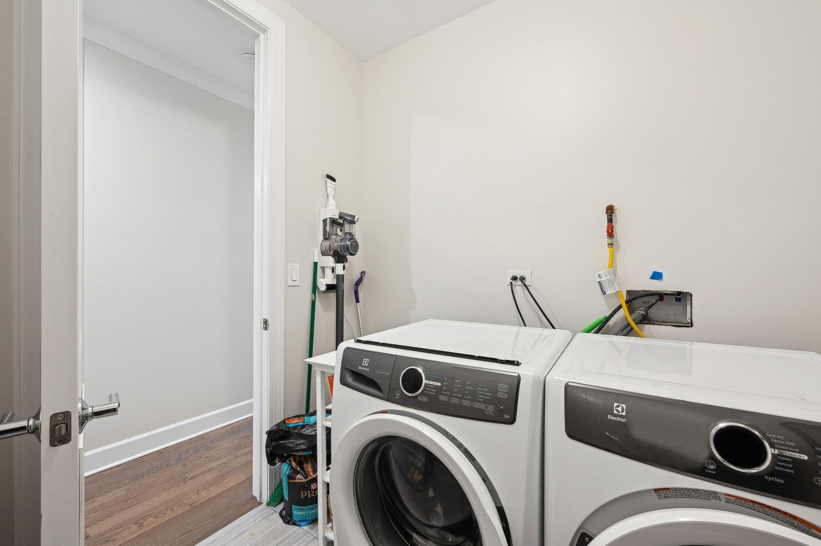 2036 W Roscoe Street Unit: 2