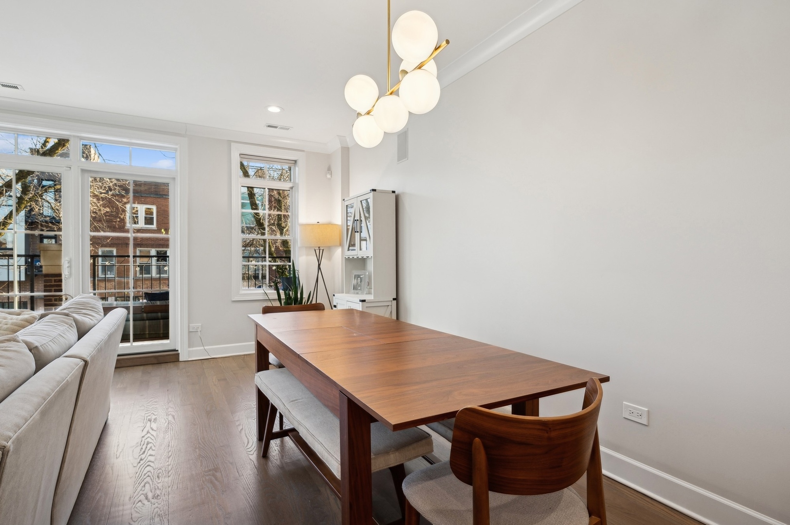 2036 W Roscoe Street Unit: 2