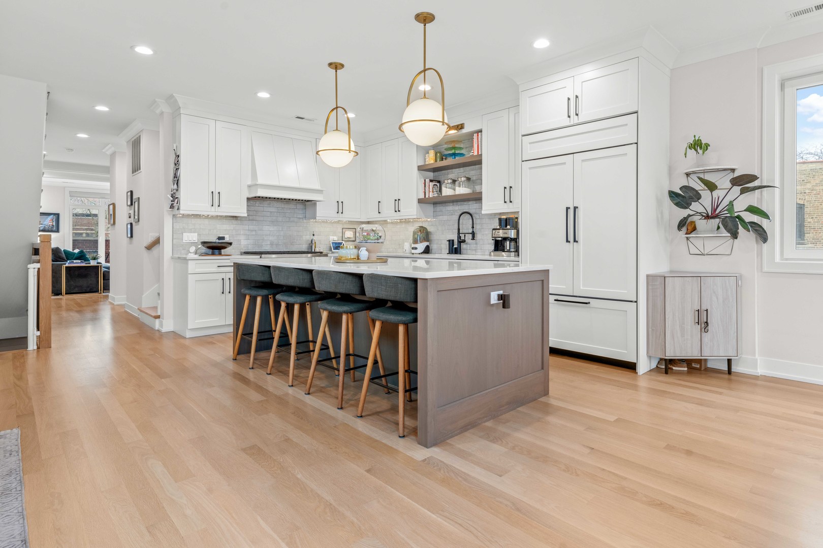 836 W Barry Avenue Unit: 3