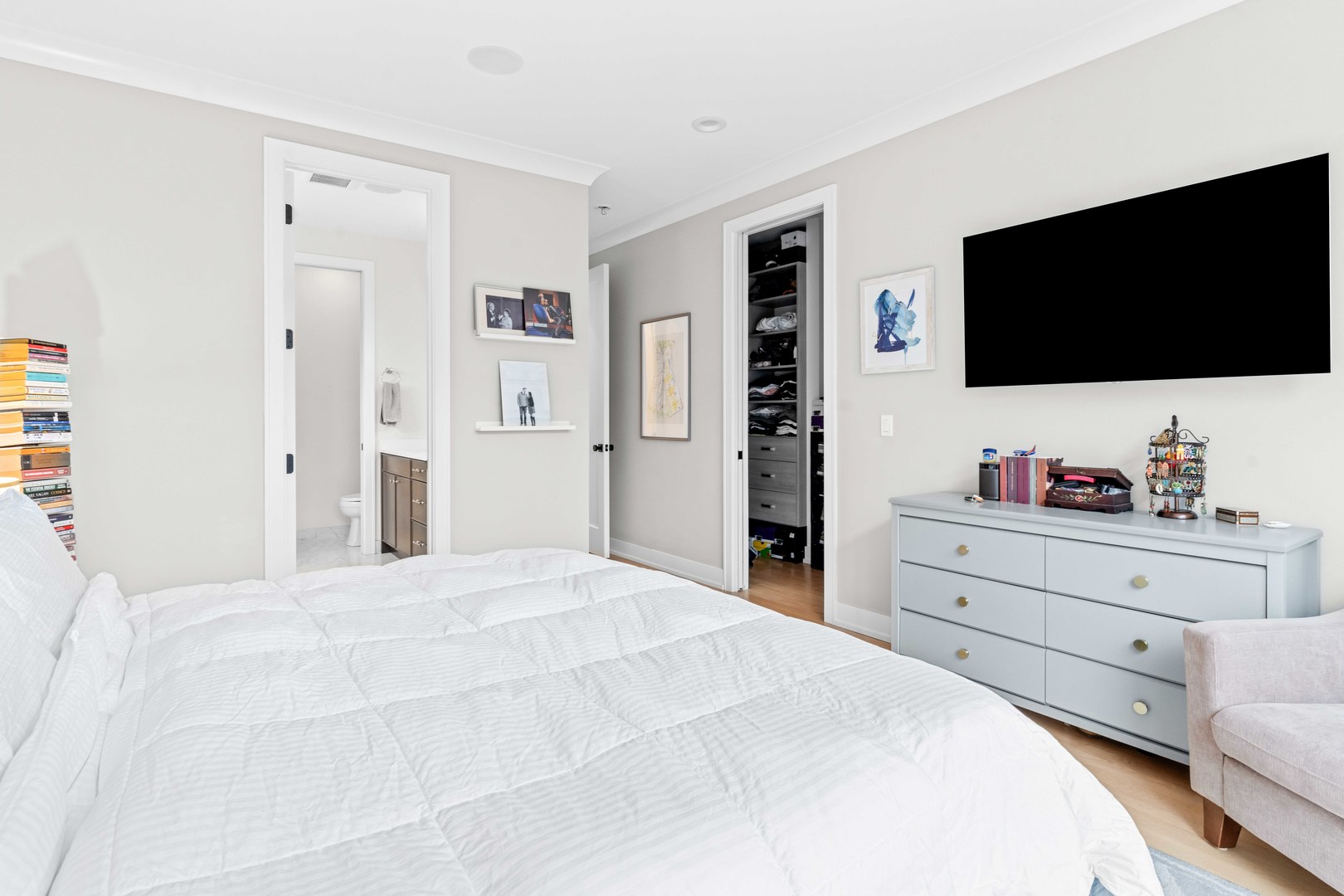 836 W Barry Avenue Unit: 3