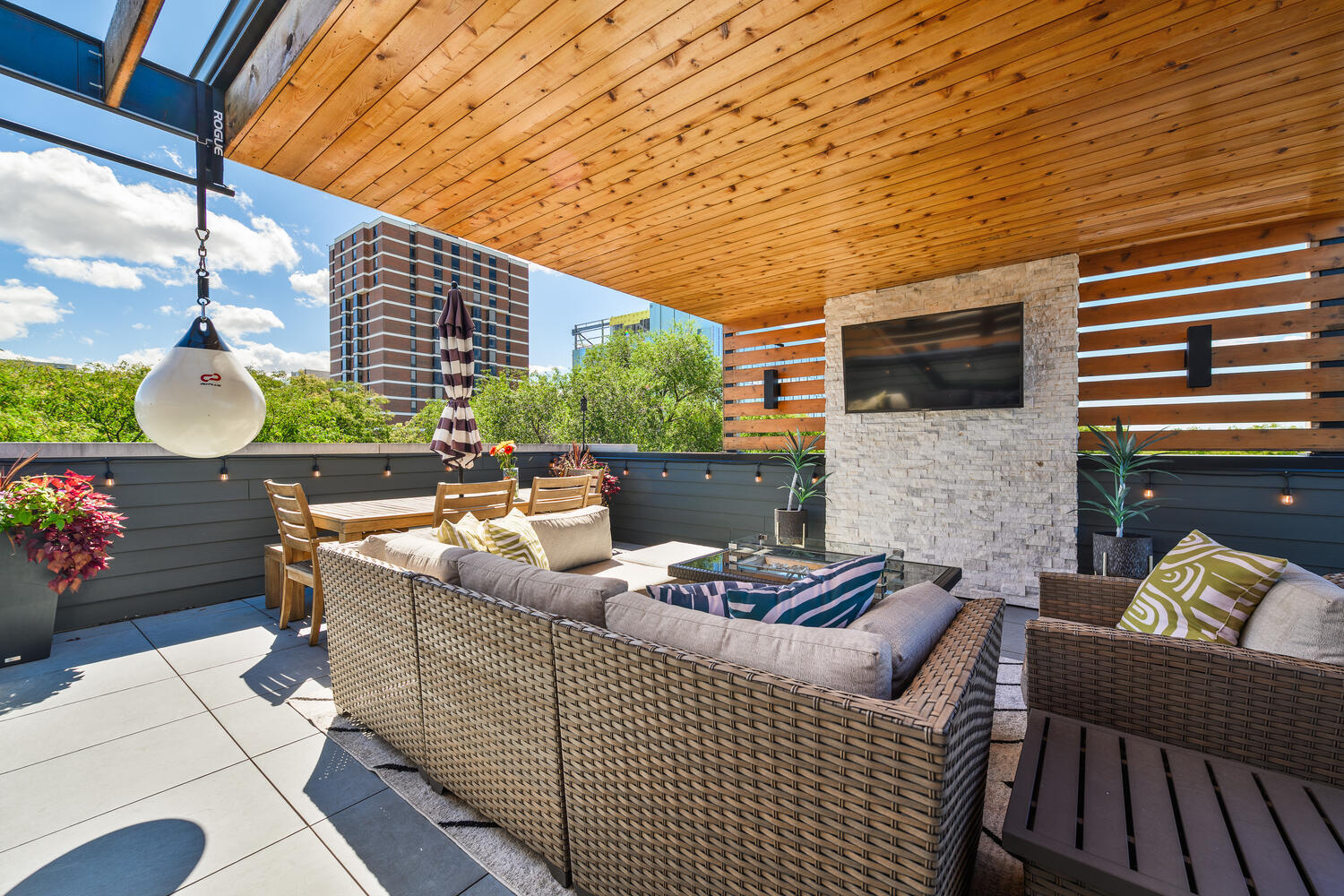 836 W Barry Avenue Unit: 3