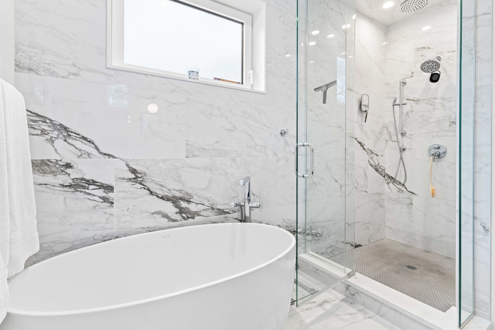 836 W Barry Avenue Unit: 3