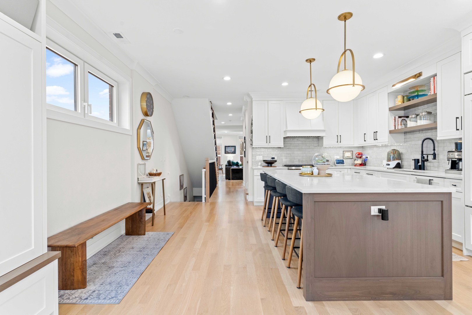 836 W Barry Avenue Unit: 3
