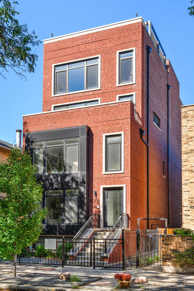 836 W Barry Avenue Unit: 3