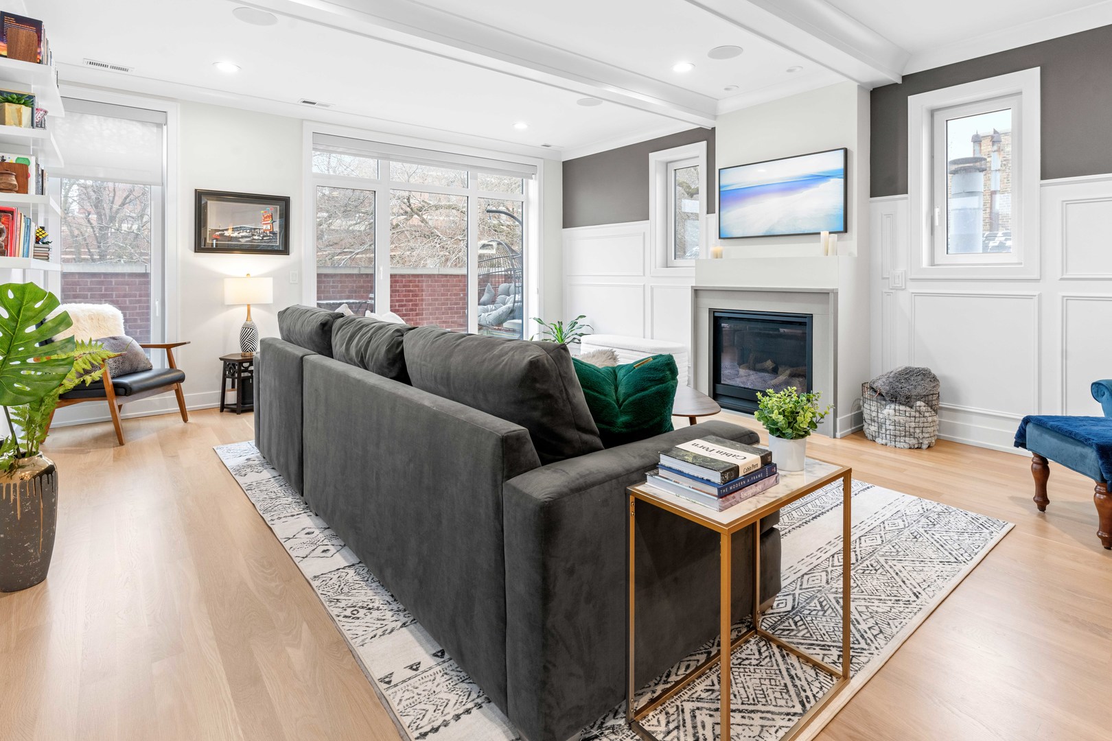 836 W Barry Avenue Unit: 3