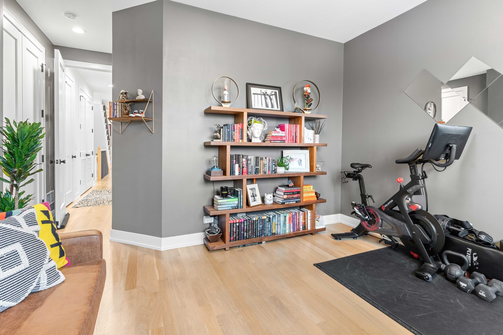 836 W Barry Avenue Unit: 3