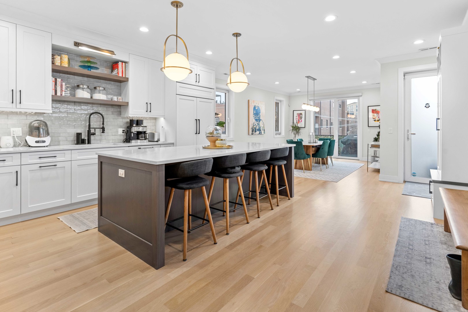 836 W Barry Avenue Unit: 3