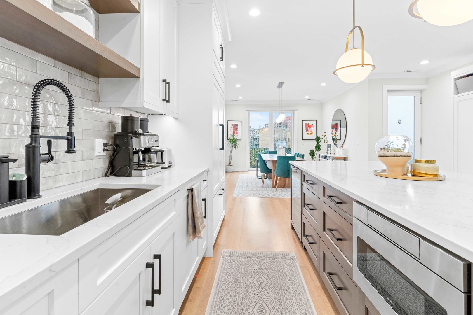 836 W Barry Avenue Unit: 3