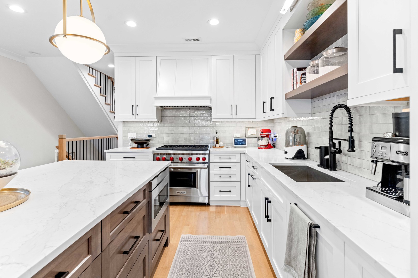 836 W Barry Avenue Unit: 3