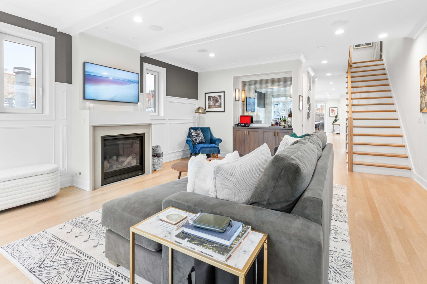 836 W Barry Avenue Unit: 3