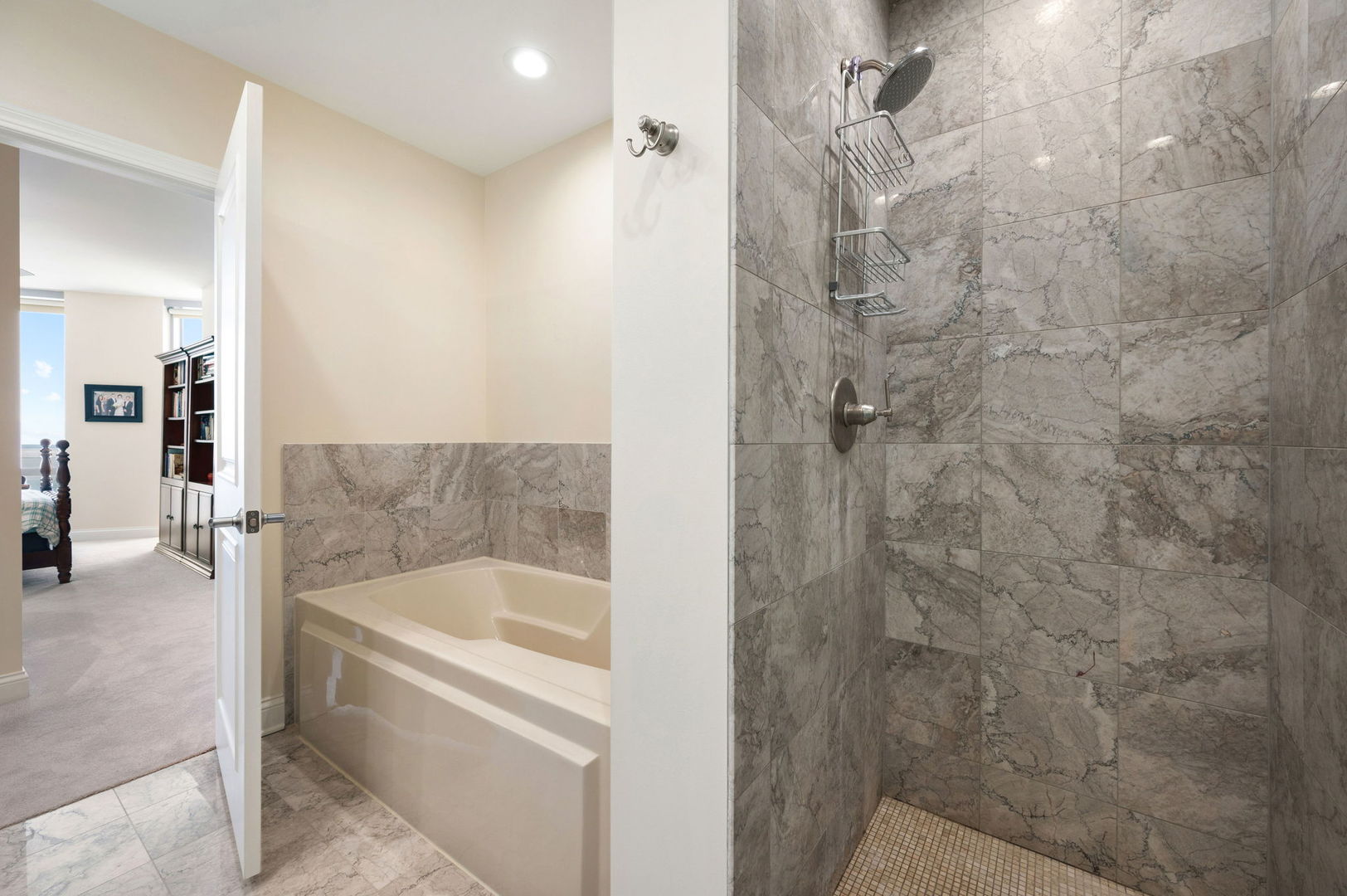 1211 S Prairie Avenue Unit: 6201