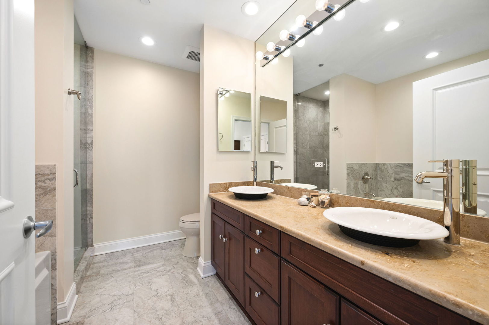 1211 S Prairie Avenue Unit: 6201
