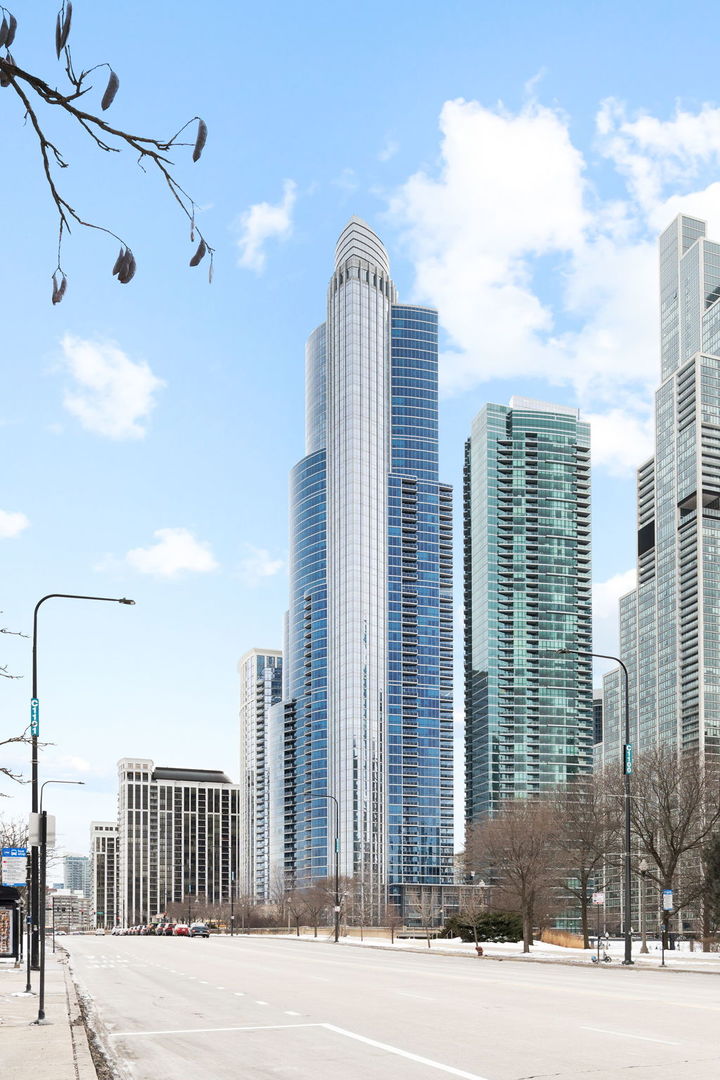 1211 S Prairie Avenue Unit: 6201