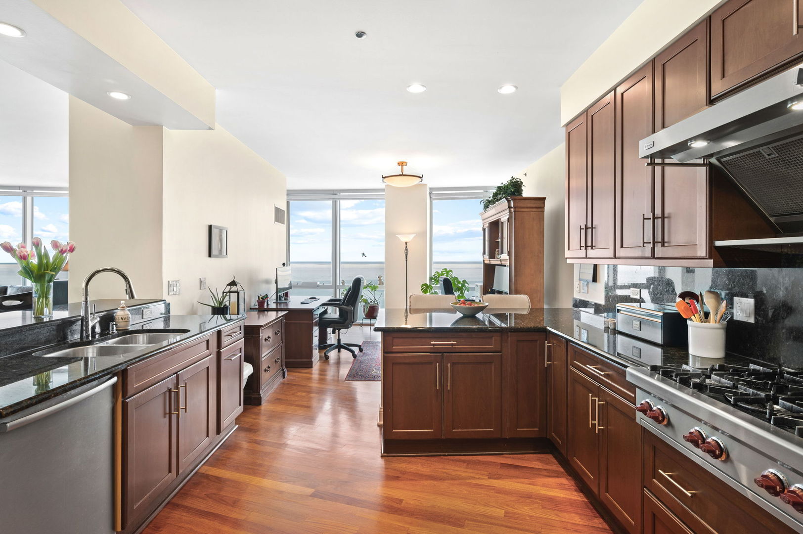 1211 S Prairie Avenue Unit: 6201