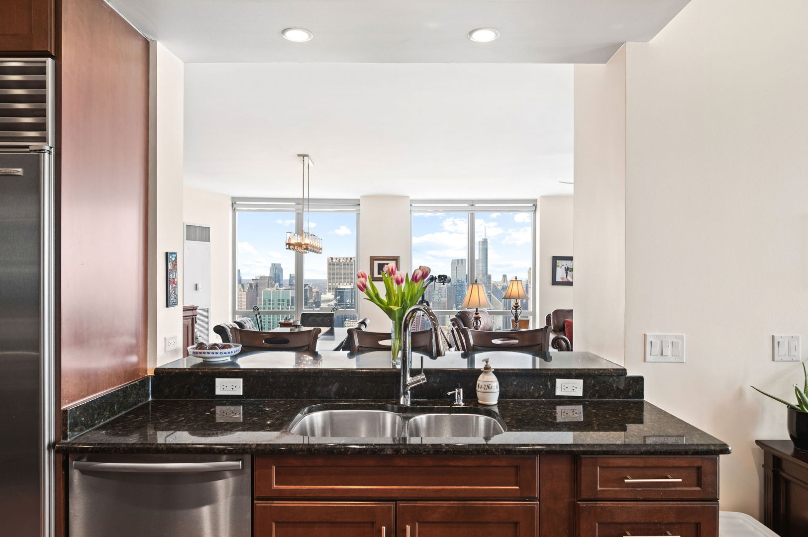 1211 S Prairie Avenue Unit: 6201
