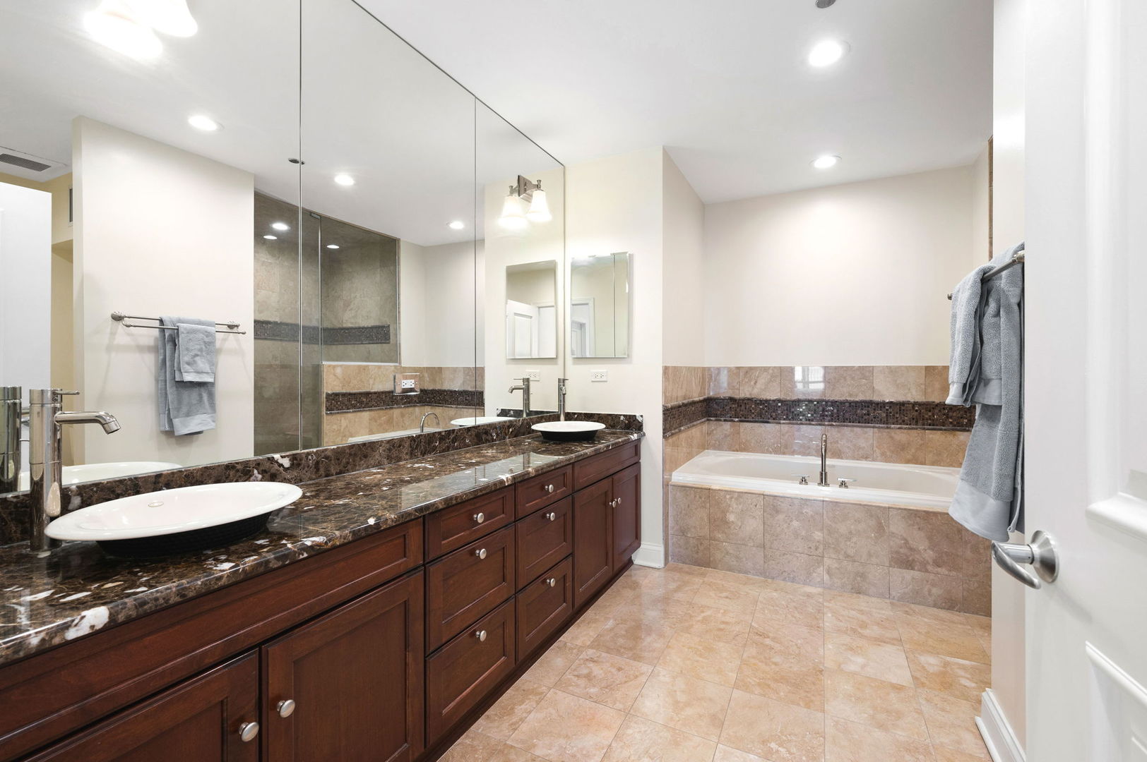 1211 S Prairie Avenue Unit: 6201