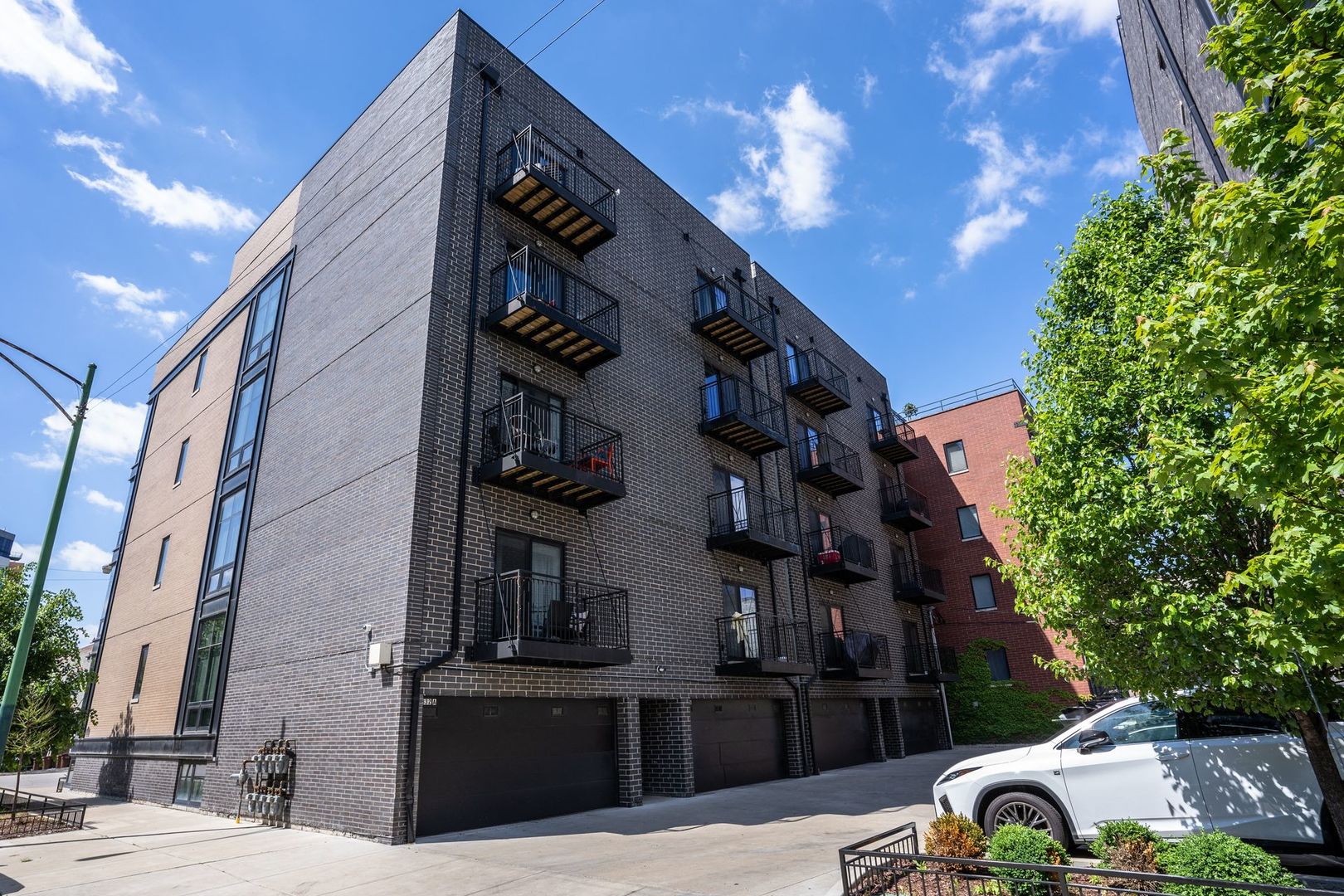 832 W Erie Street Unit: 1E
