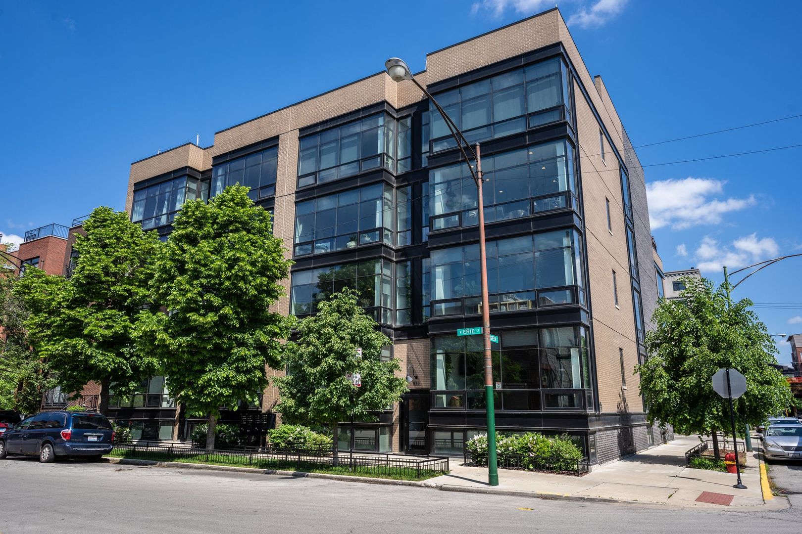 832 W Erie Street Unit: 1E