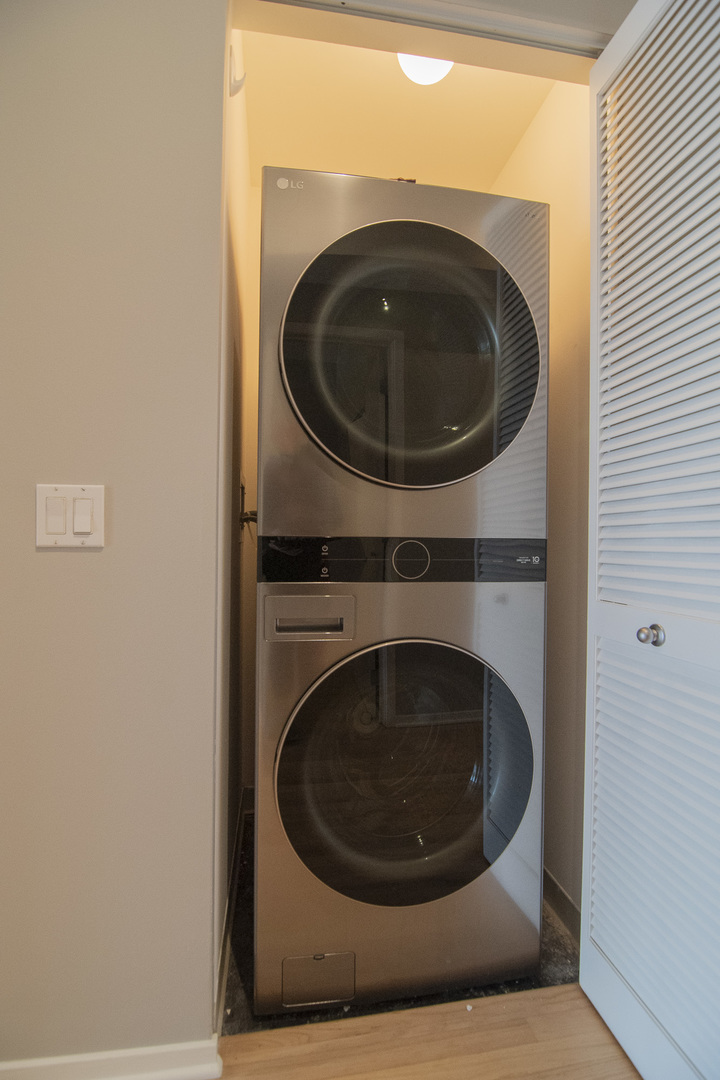 1201 W ADAMS Street Unit: 1004
