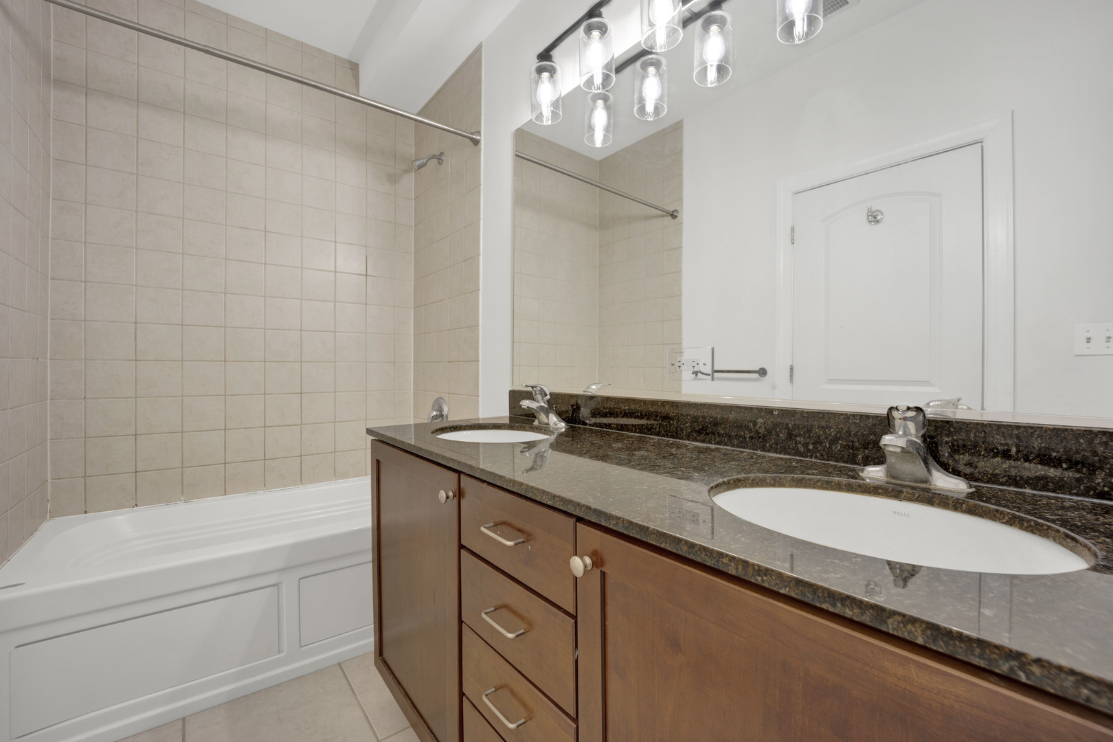 3738 N Wilton Avenue Unit: 3
