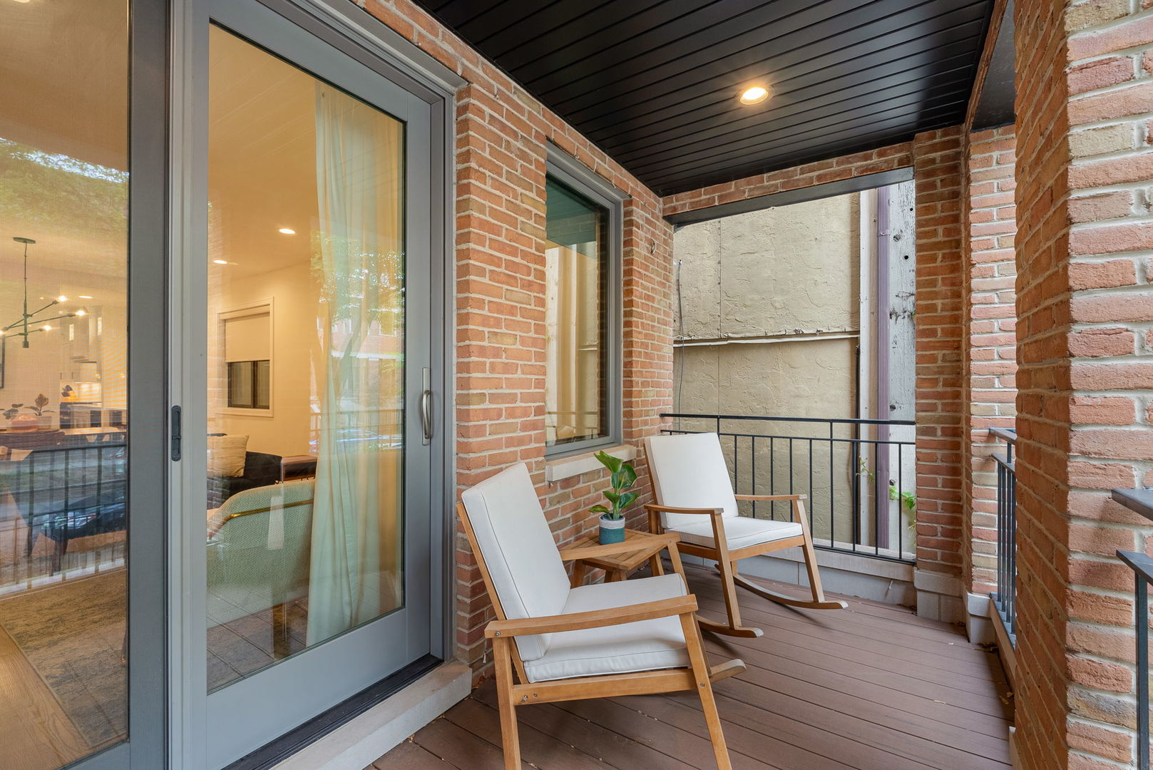 832 W Altgeld Street Unit: 1