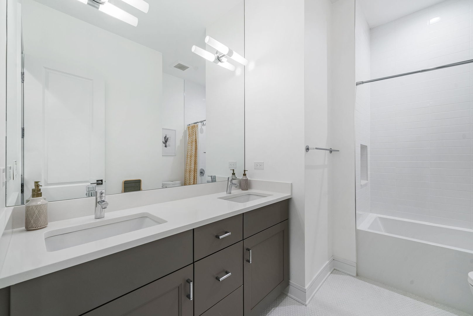 832 W Altgeld Street Unit: 1