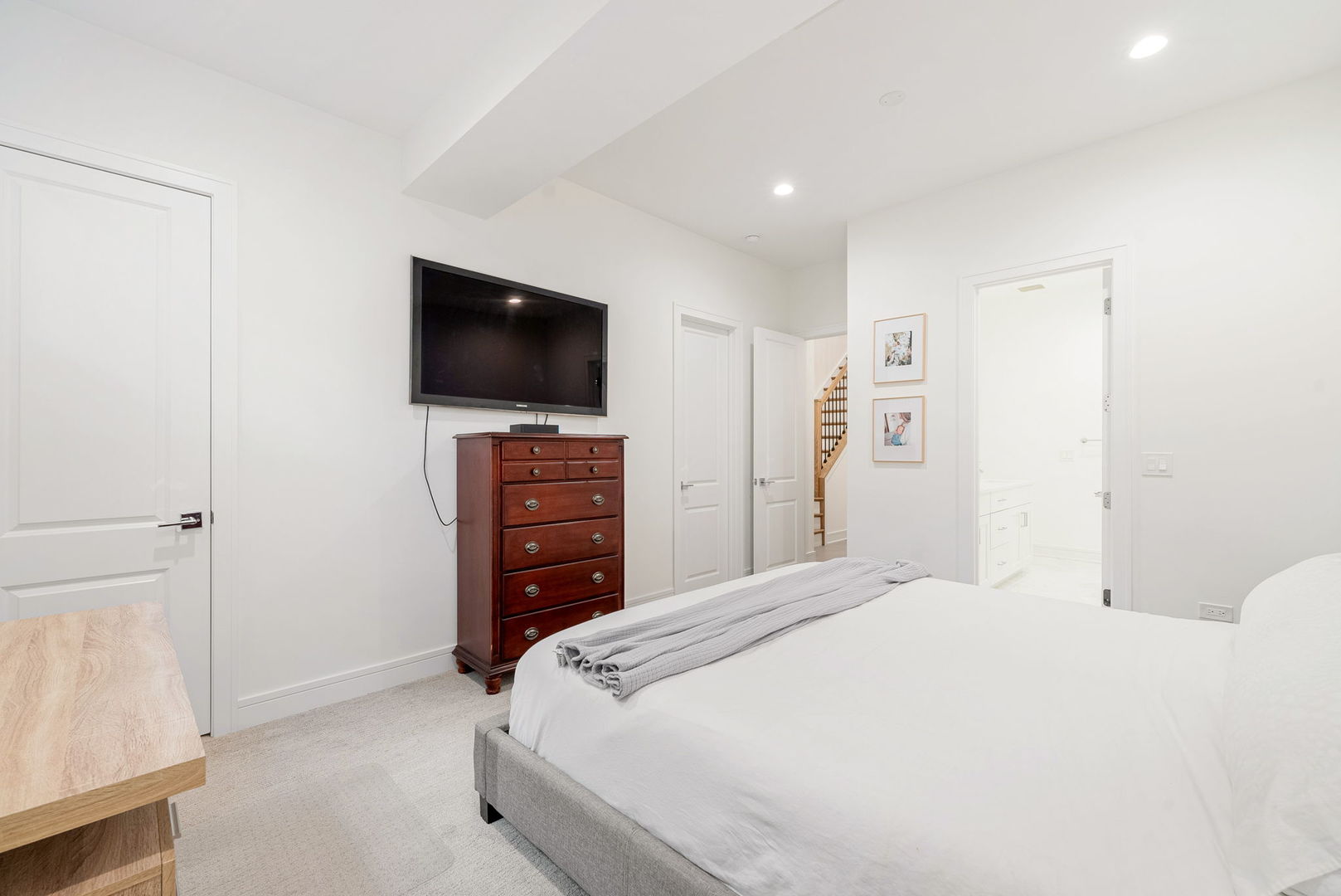 832 W Altgeld Street Unit: 1