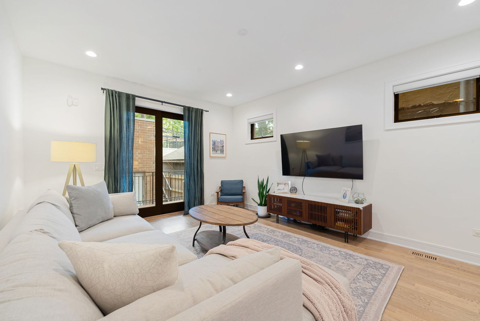 832 W Altgeld Street Unit: 1