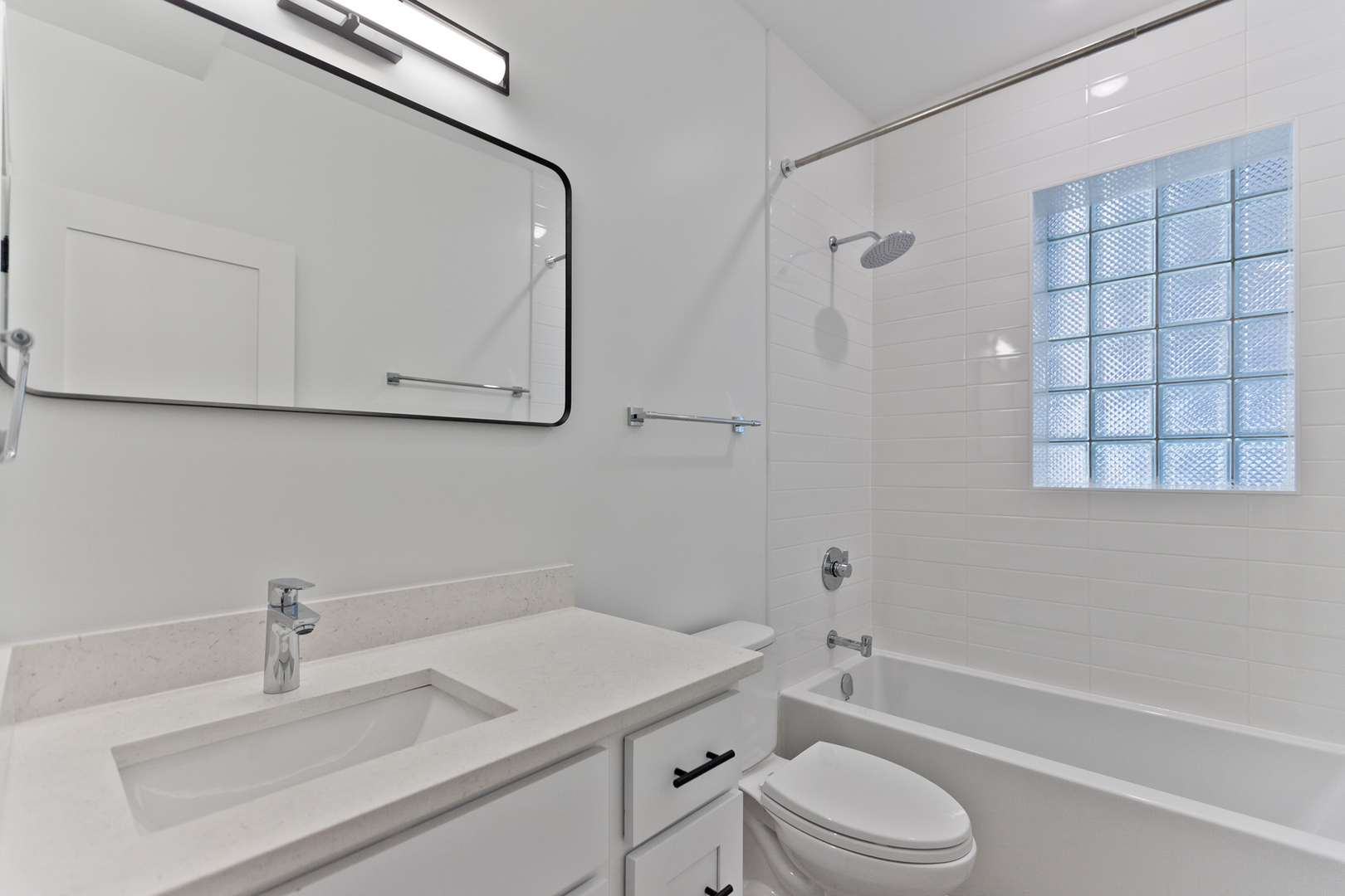 2464 N Lincoln Avenue Unit: 2S