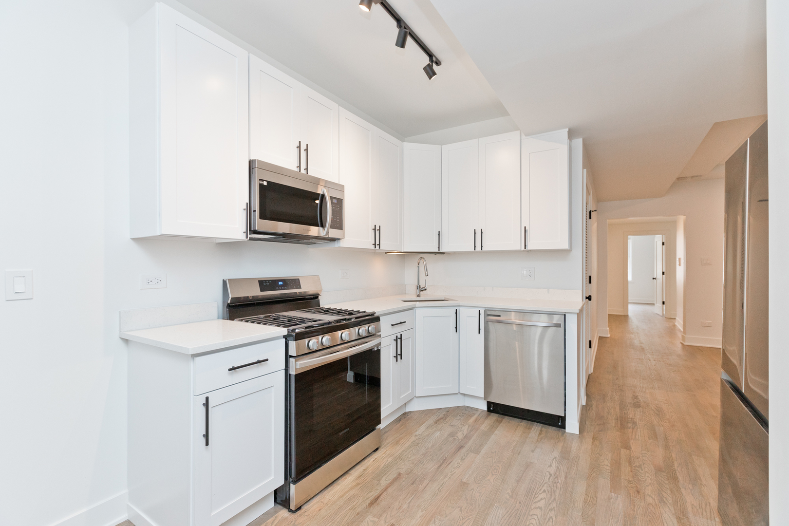 2464 N Lincoln Avenue Unit: 2S