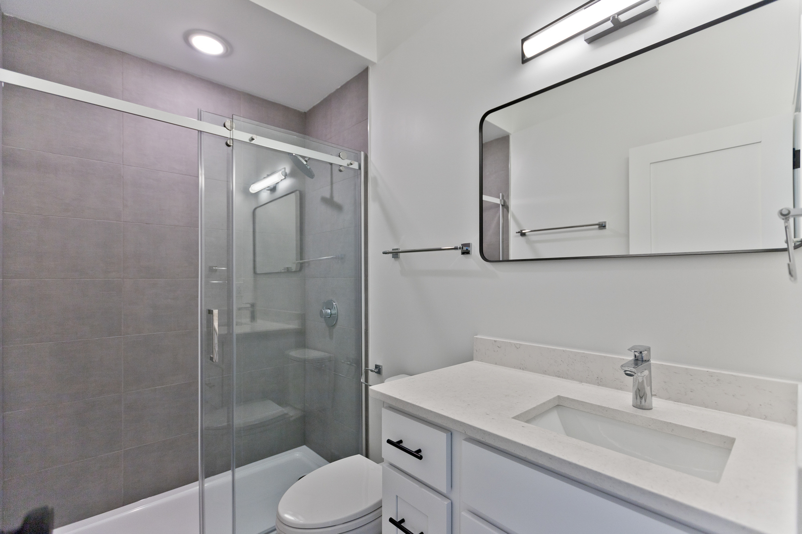 2464 N Lincoln Avenue Unit: 2S