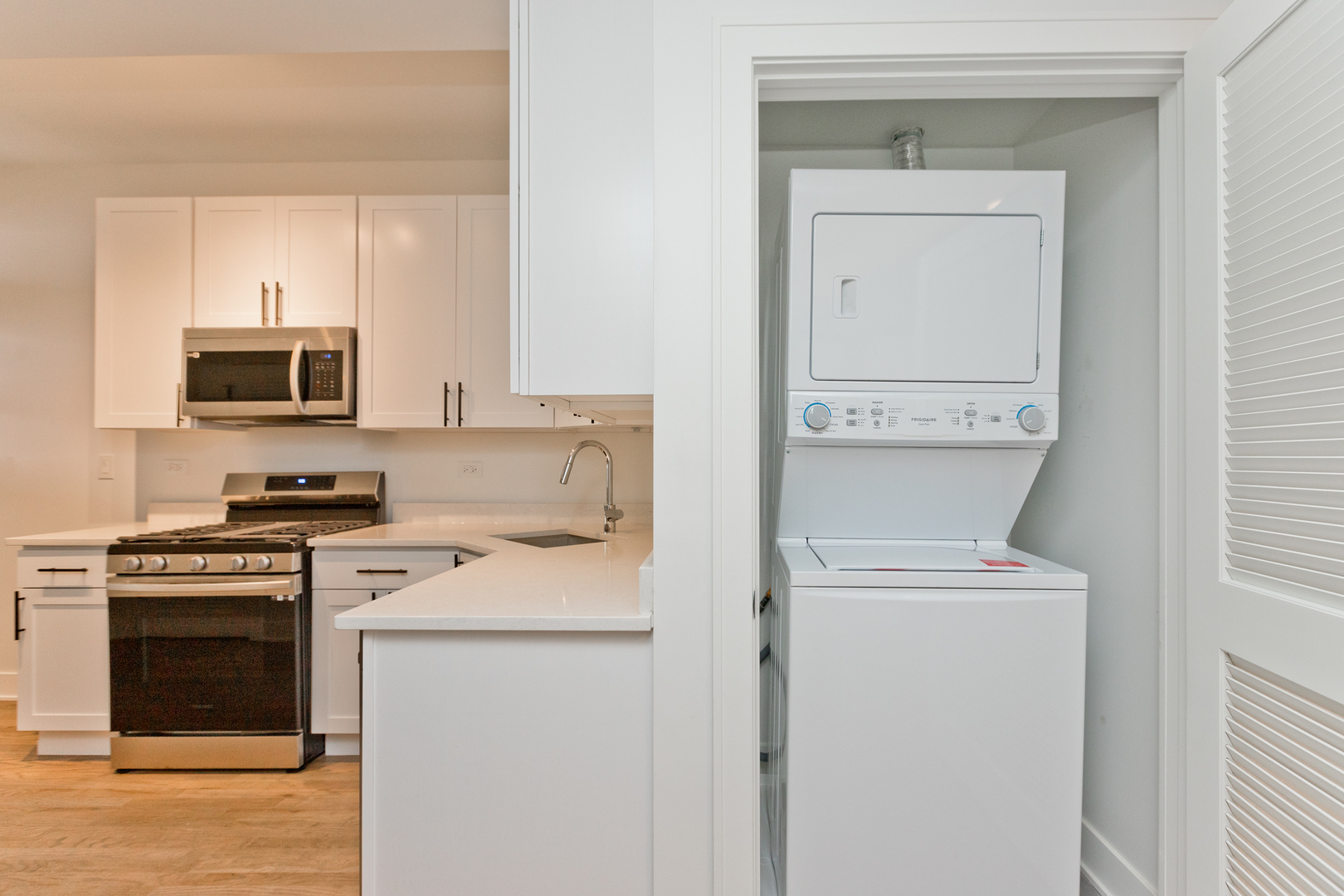 2464 N Lincoln Avenue Unit: 2S