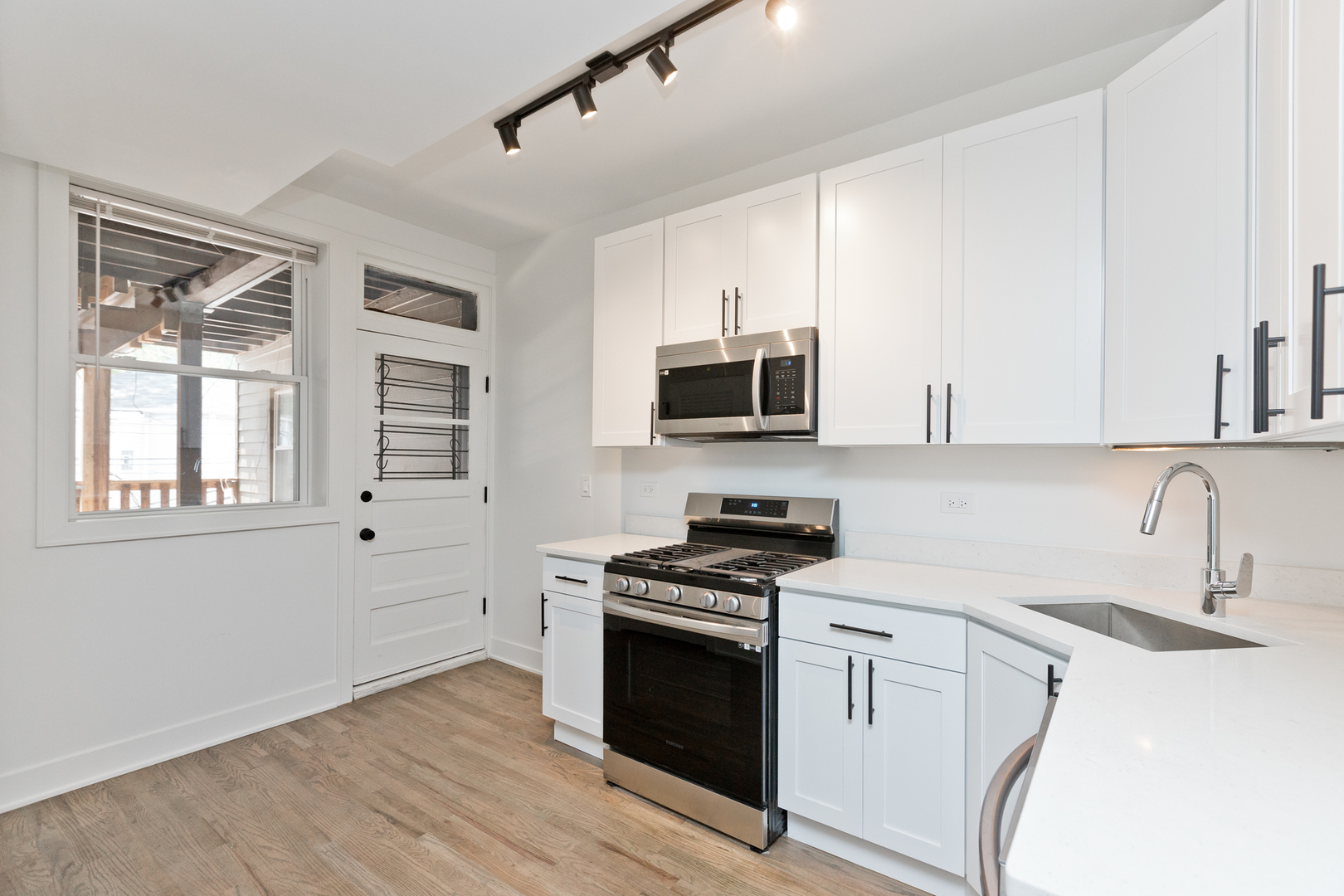2464 N Lincoln Avenue Unit: 2S