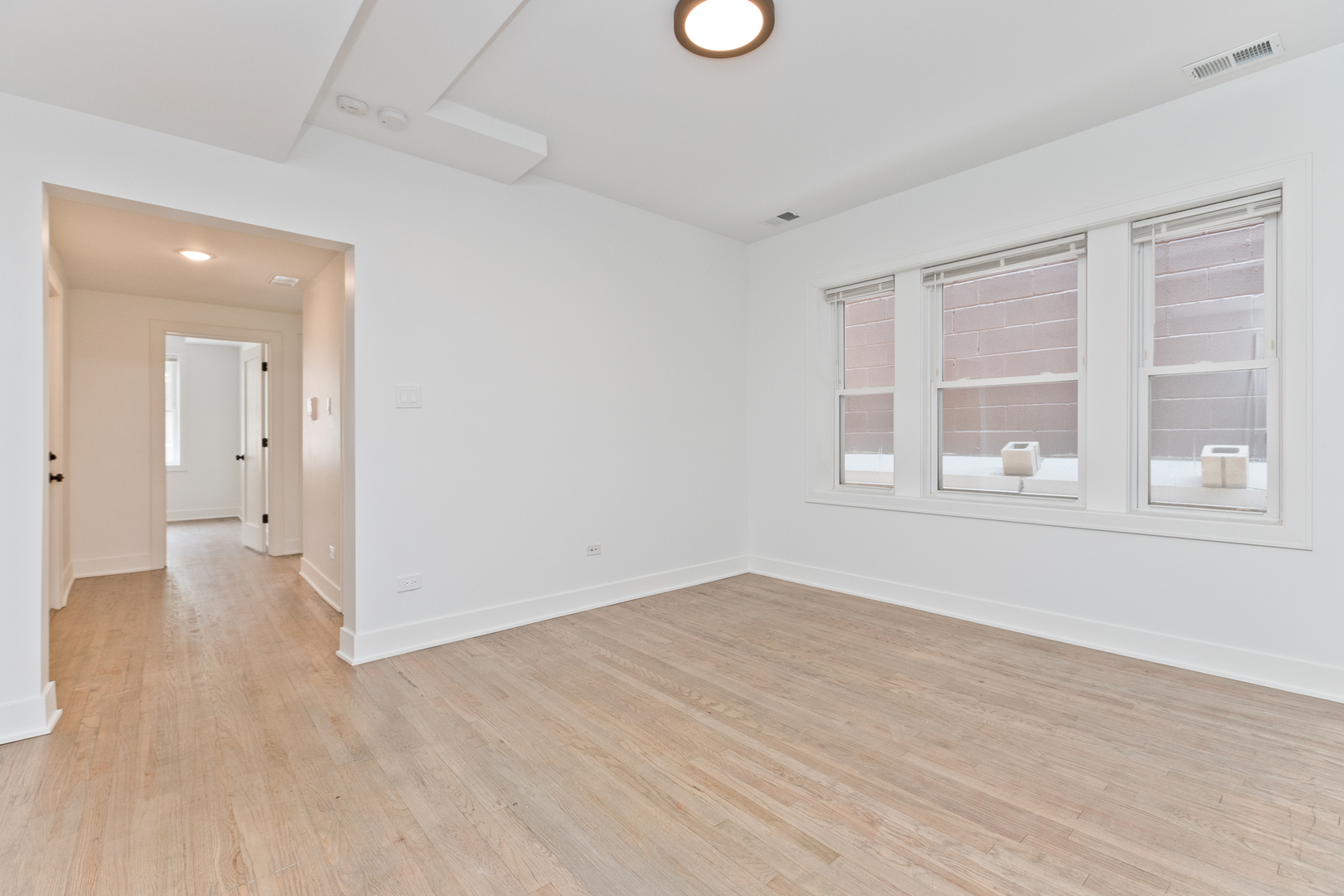 2464 N Lincoln Avenue Unit: 2S