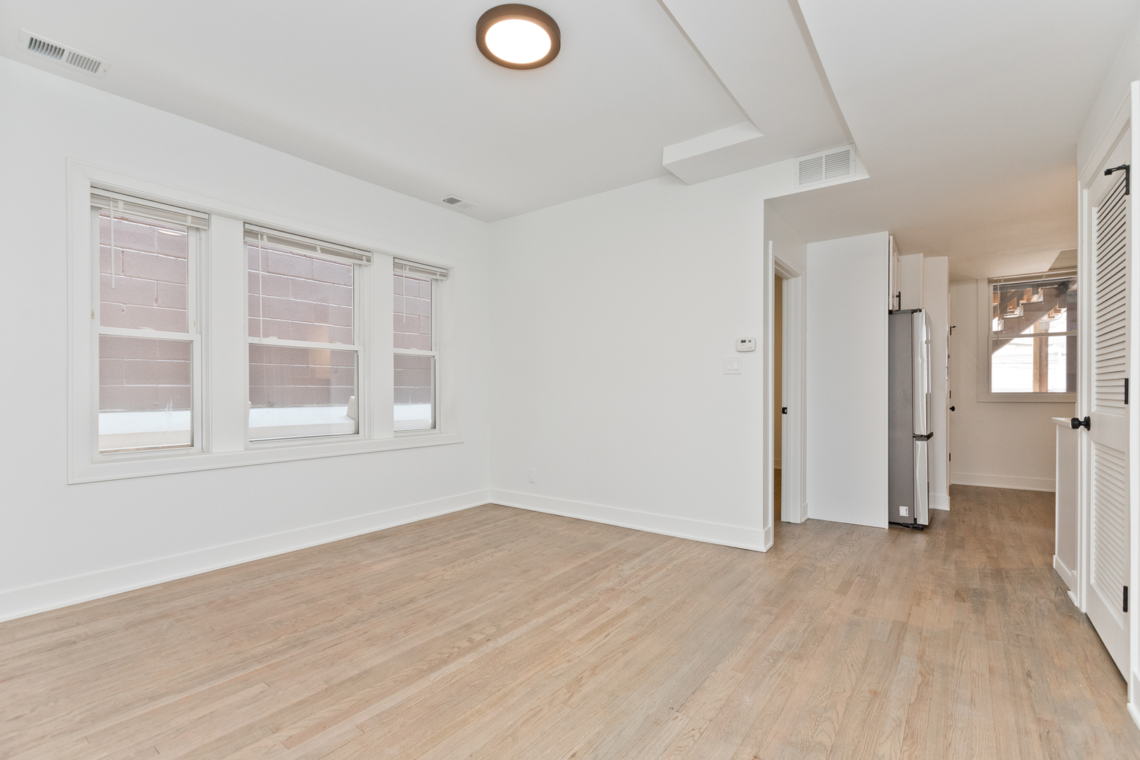 2464 N Lincoln Avenue Unit: 2S