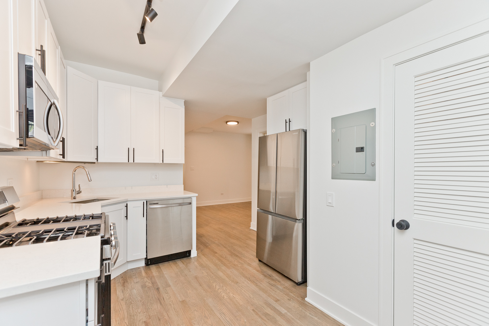 2464 N Lincoln Avenue Unit: 2S